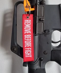 Varusteleka avaimenperä, REMOVE BEFORE FIGHT