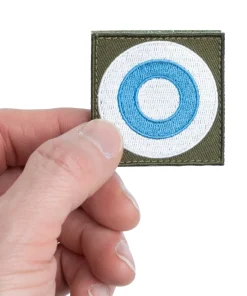 Varusteleka M05 lakkimerkki, aivan liian iso